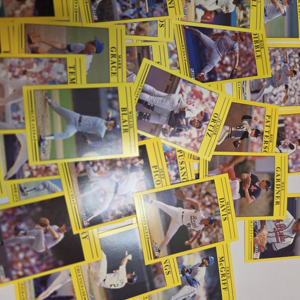 Fleer 91 Yellow Baseball Trading Cards Lot Over 30 Cards - Picture 2 of 7